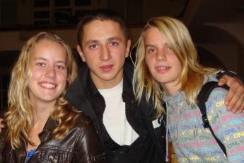 Sanne (r.) met Elke en een Oekraïner.