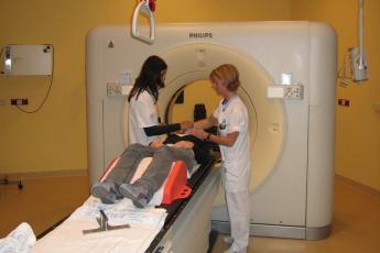 UTRECHT – Een radiodiagnostisch laborant laat een middelbare scholier zien hoe een MRI-scan werkt.