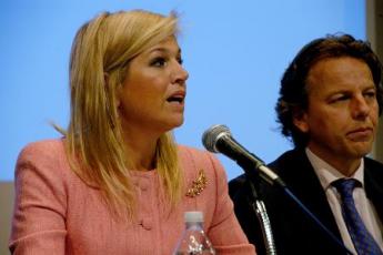 Prinses Máxima drie keer in dezelfde outfit: in Argentinië, maart 2006 , in New York, september 2008 (foto), in Oman, januari 2009.