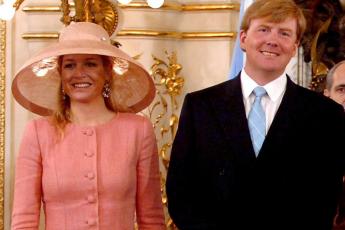 Prinses Máxima drie keer in dezelfde outfit: in Argentinië, maart 2006 (foto), in New York, september 2008 , in Oman, januari 2009.