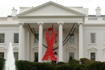 De ´red ribbon´, dat de strijd tegen aids verbeeldt, hangt aan het Witte Huis in Washington.