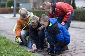 Mét veiligheidsbril vuurwerk afsteken.